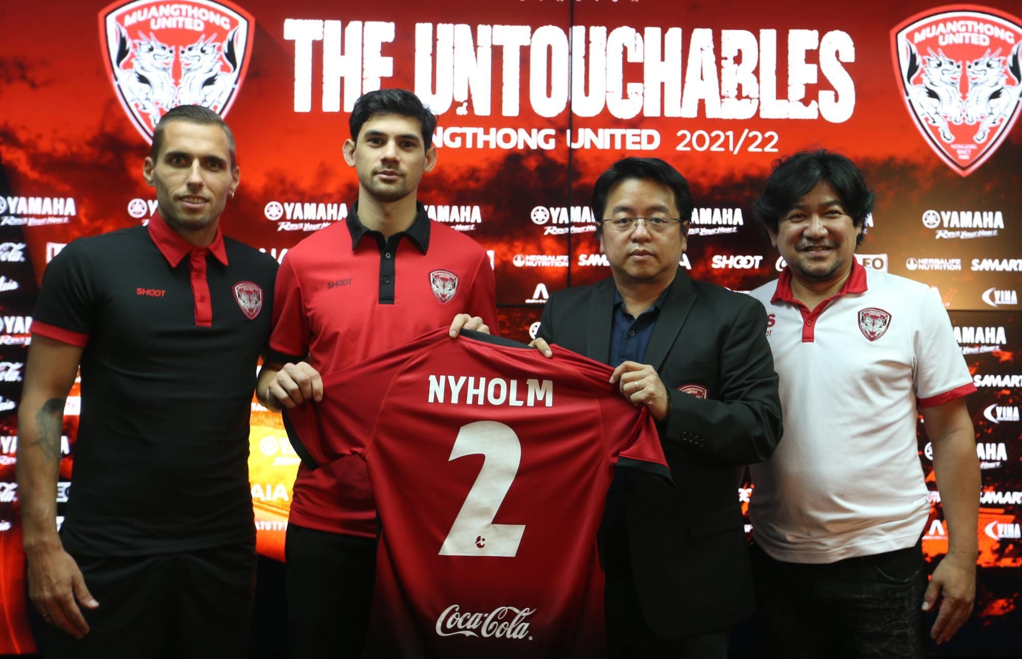 Bek Filipina di Piala AFF 2020, Jesper Nyhlom (dua dari kiri) diperkenalkan sebagai rekrutmen baru klub Thai League 1, Muangthong United pada 28 Desember 2021.