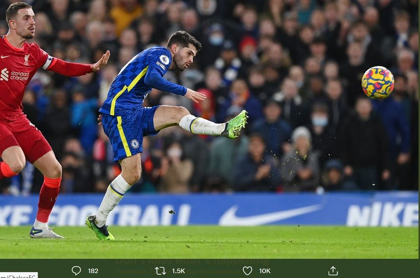 Aksi penyerang Chelsea, Christian Pulisic, saat melepaskan tembakan ke gawang Liverpool, Mingguj (2/1/2022).