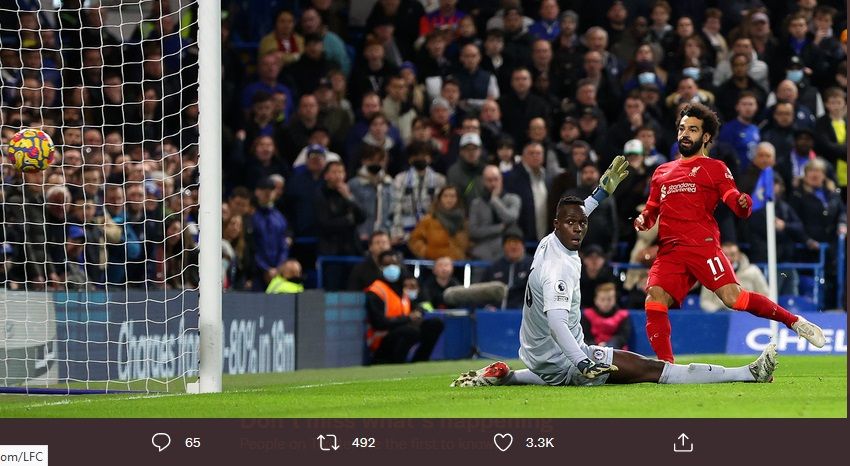 Penyerang Liverpool, Mohamed Salah, saat mencetak gol ke gawang Chelsea dalam laga Minggu (2/1/2022) malam WIB.
