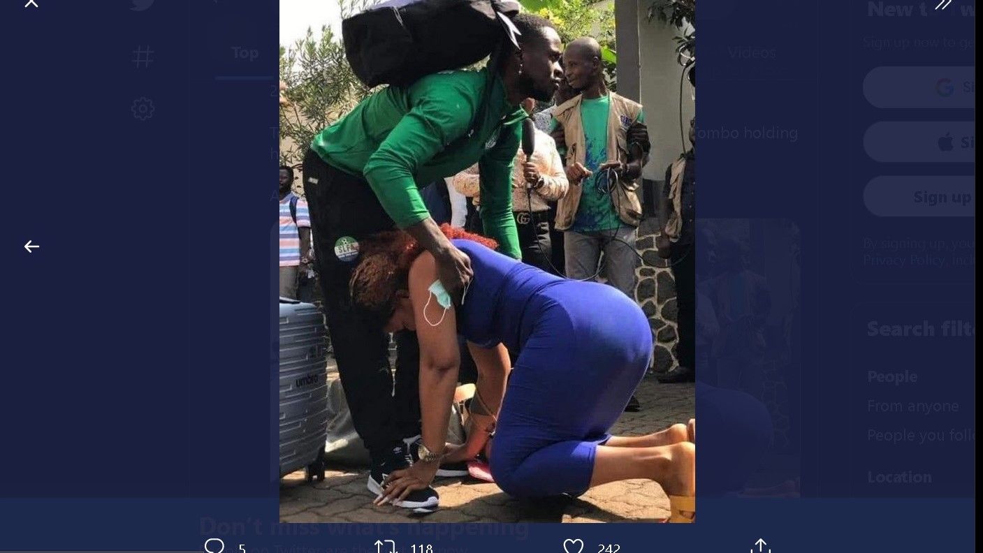 Pemain Sierra Leone, Musah Tombo, dilepas oleh istrinya dengan cara memegang kakinya dan berdoa, jelang pergi untuk tampil di Piala Afrika 2021.