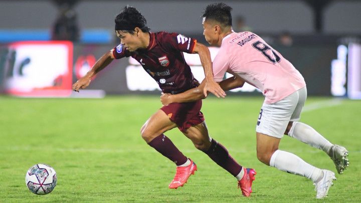 Pemain asal Jepang, Kei Hirose (kiri), tampil membela Borneo FC saat melawan Persik Kediri di Stadion Kapten I Wayan Dipta, Gianyar, Sabtu (8/1/2022).