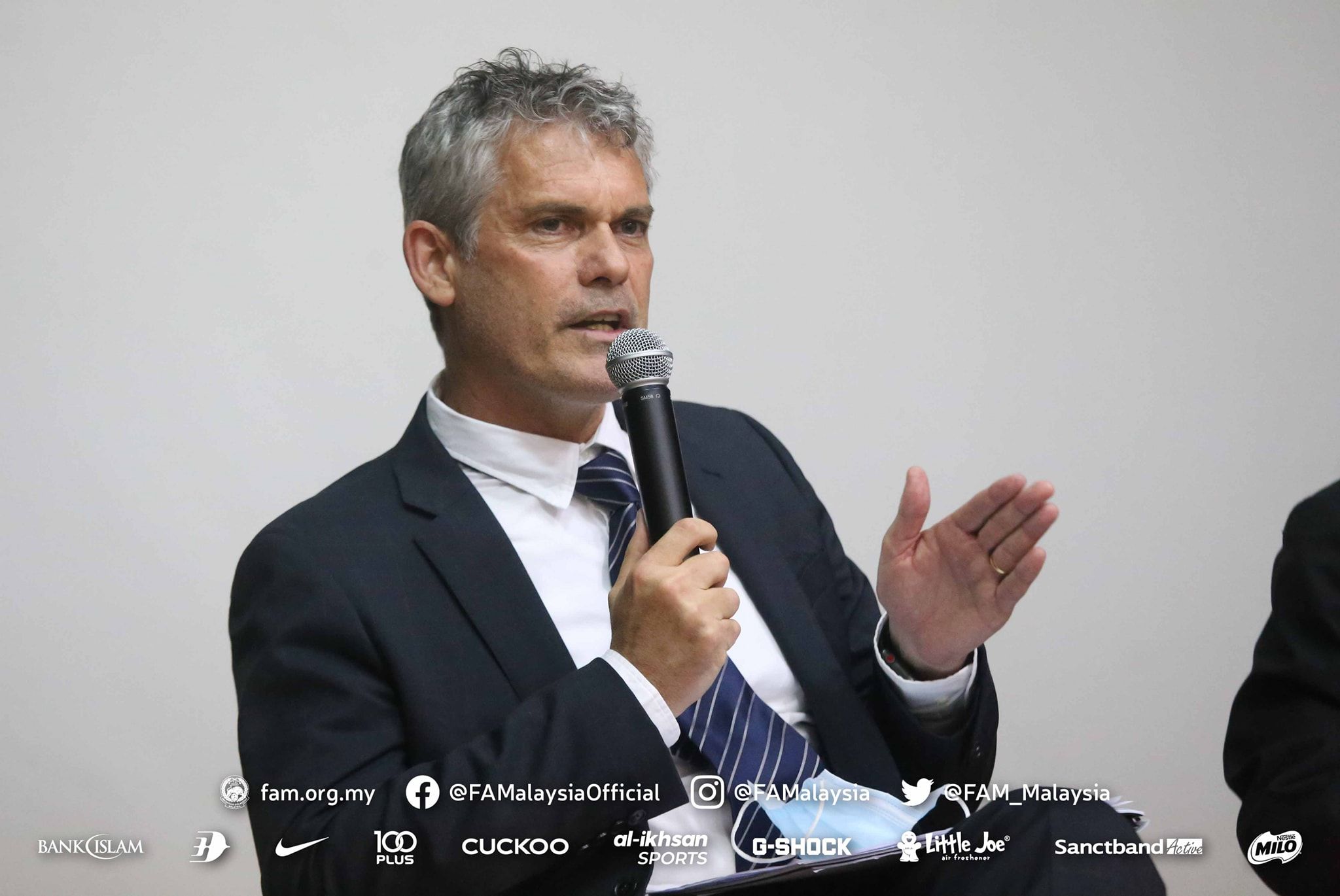 Direktur Teknik anyar Federasi Sepak Bola Malaysia (FAM) asal Australia, Scott O'Donell saat diperkenalkan 5 Januari 2022.