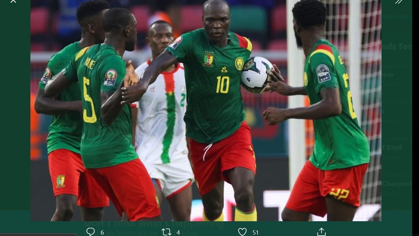 Penyerang timnas Kamerun, Vincent Aboubakar, saat merayakan gol penalti yang dia ciptakan dengan rekan setimnya.