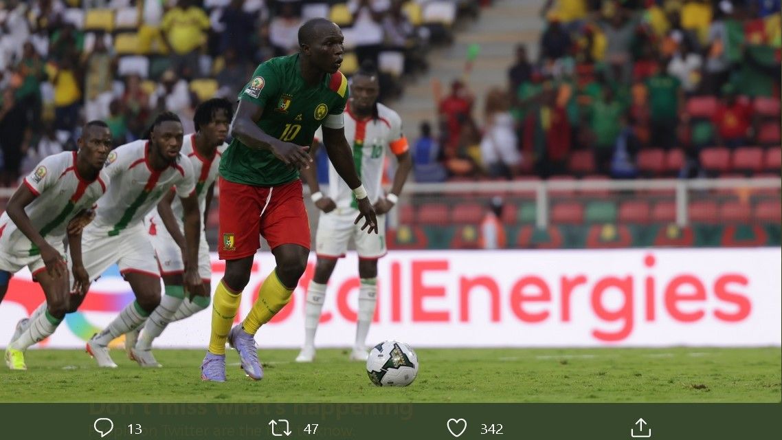 Vincent Aboubakar saat akan melepaskan tembakan penalti ke gawang Burkina Faso, Minggu (9/1/2022).