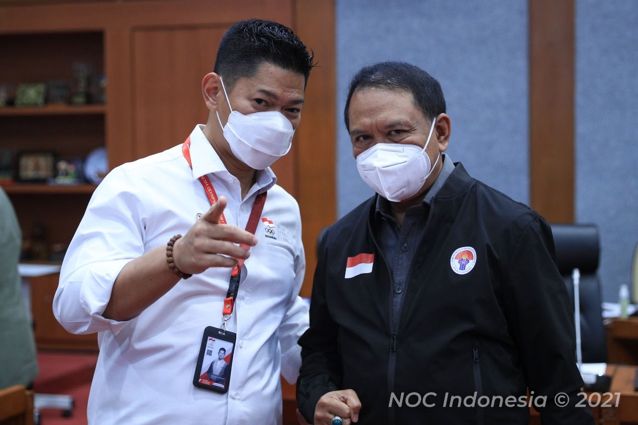 Ketua NOC Indonesia, Raja Sapta Oktohari (kiri), saat bertemu dengan Menpora Zainudin Amali (kanan). 