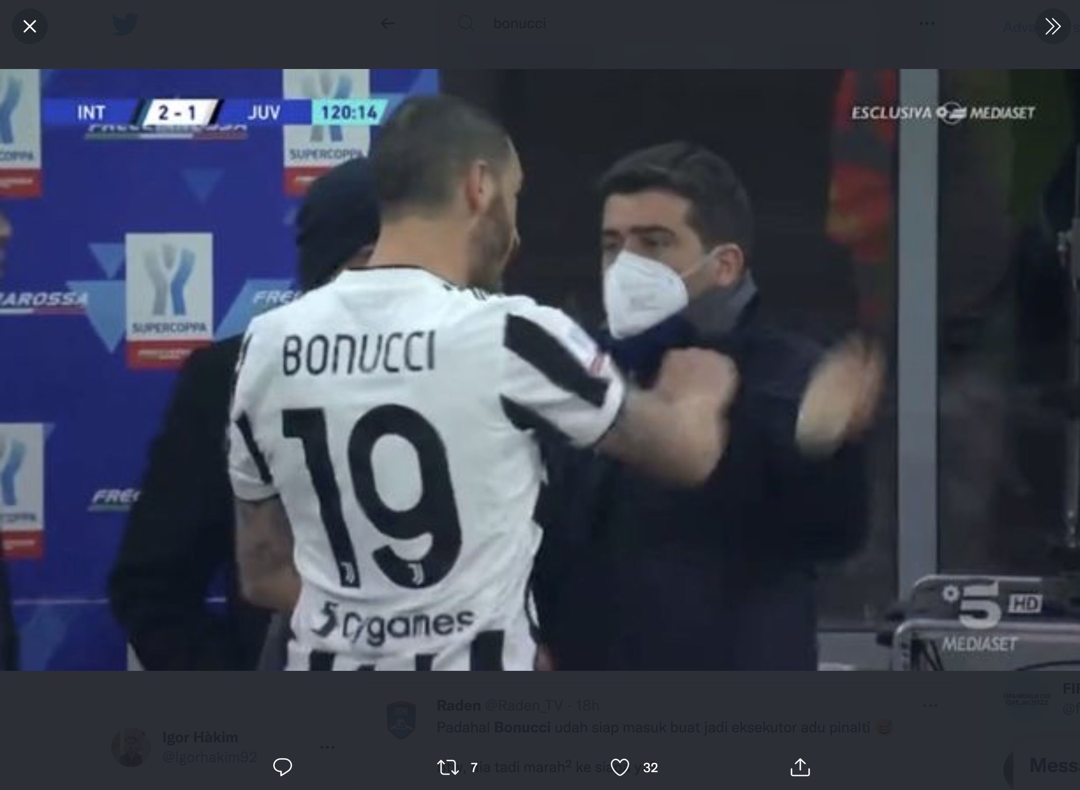Bek Juventus FC, Leonardo Bonucci, berselisih di pinggir lapangan dengan salah satu staf Inter Milan, Cristiano Mozzillo.