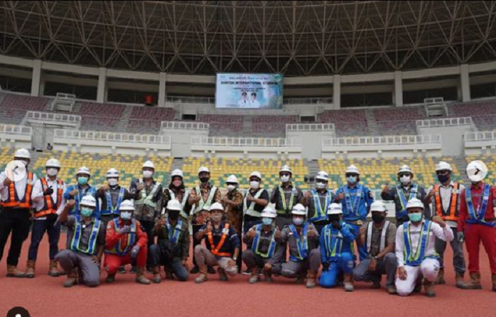 Wakil Gubernur (Wagub) Banten, Andika Hazrumy berpose dengan jajarannya dan petugas pembangunan Banten International Stadium, 13 Januari 2022.
