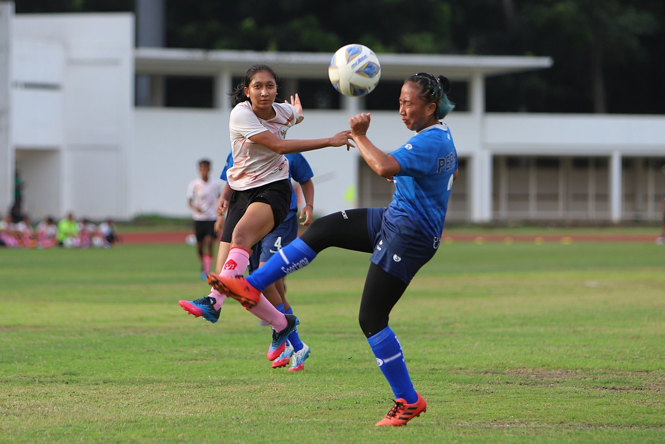 Pemain timnas putri Indonesia Octavianti Dwi Nurmalita saat berduel dengan pemain Persib  pada Kamis (13/1/20222) di Stadion Madya, Senayan, Jakarta Pusat.
