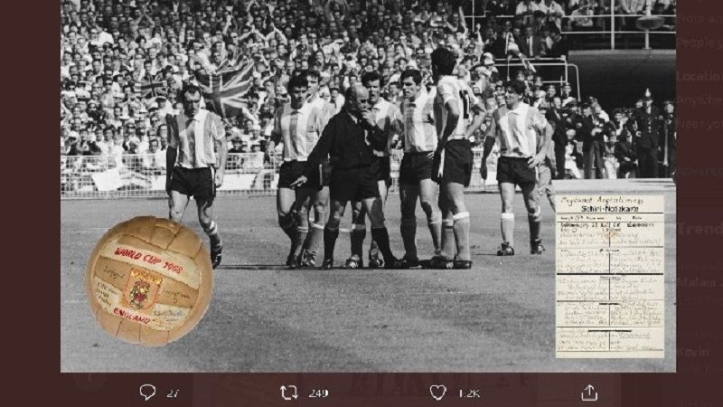 Momen ketika Antonio Rattin mendapatkan kartu merah dari wasit dalam Piala Dunia 1966, lawan Inggris.