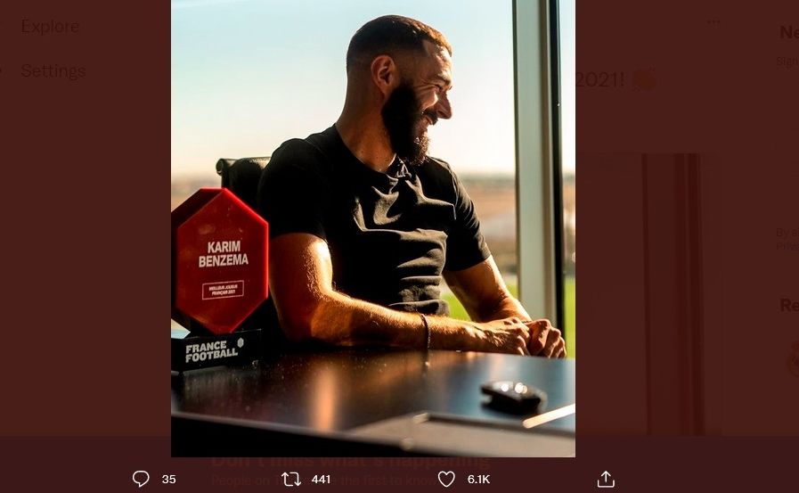 Karim Benzema yang tengah berada di Arab Saudi memperlihatkan dirinya melalui media sosial dengan trofi dari France Football.