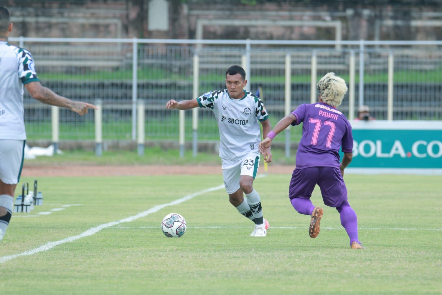 Bek Persikabo, Gilang Ginarsa coba dihadang pemain sayap Persik, Fahmi Al Ayubbi dalam laga Liga 1 2021-2022, 14 Januari 2021.