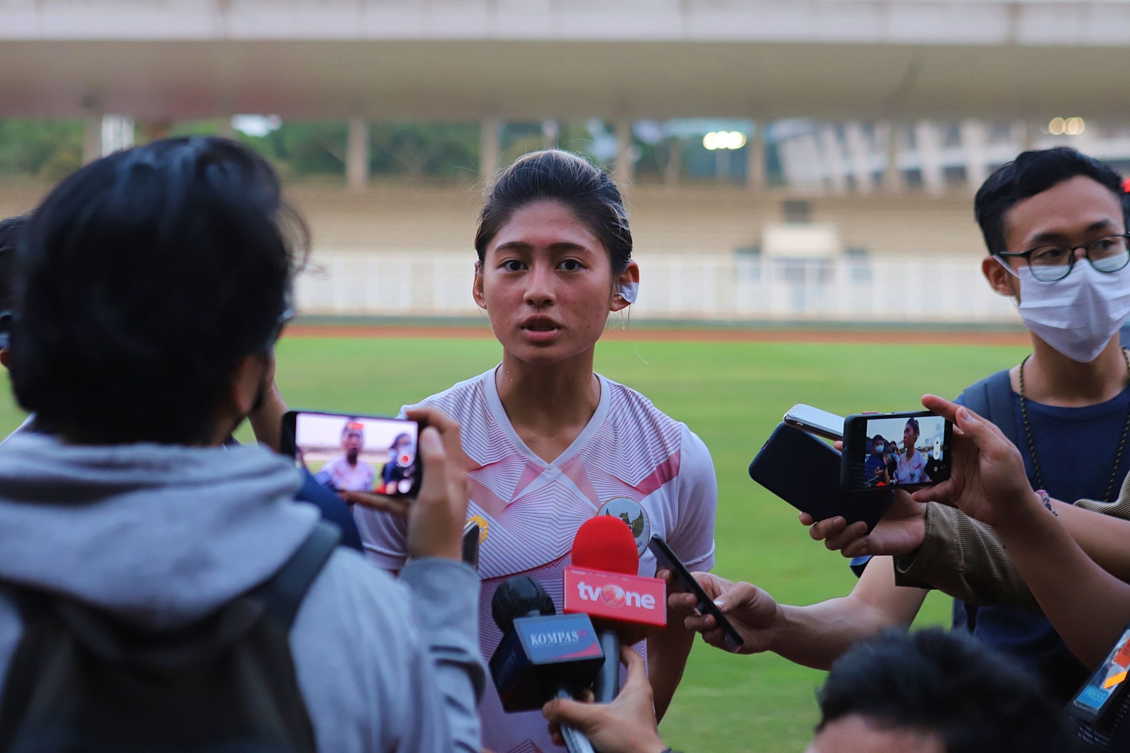 Pemain timnas putri Indonesia, Zahra Musdalifah, usai pertandingan uji coba kontra Persib Putri pada Kamis (13/1/20222) di Stadion Madya, Senayan, Jakarta Pusat. 
