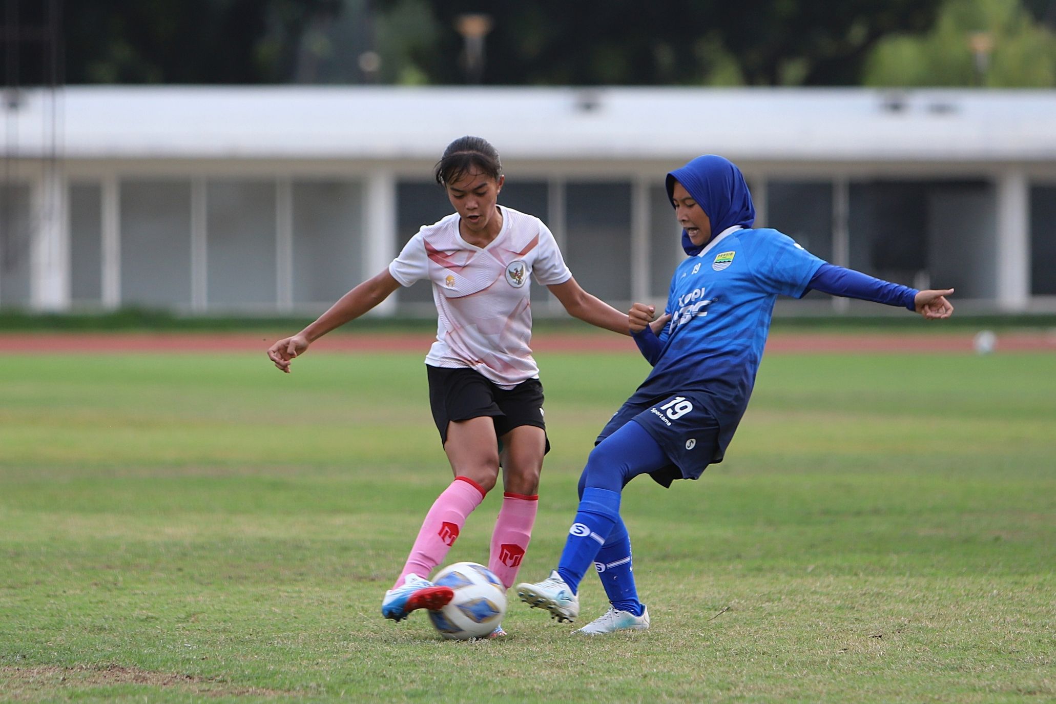 Pemain timnas putri Indonesia Reva Oktaviani saat menghadapi Persib putri  pada Kamis (13/1/20222) di Stadion Madya, Senayan, Jakarta Pusat.