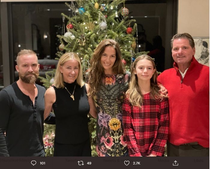Legenda tenis putri AS, Chris Evert (kedua dari kanan) bersama keluarga saat merayakan Natal tahun lalu.