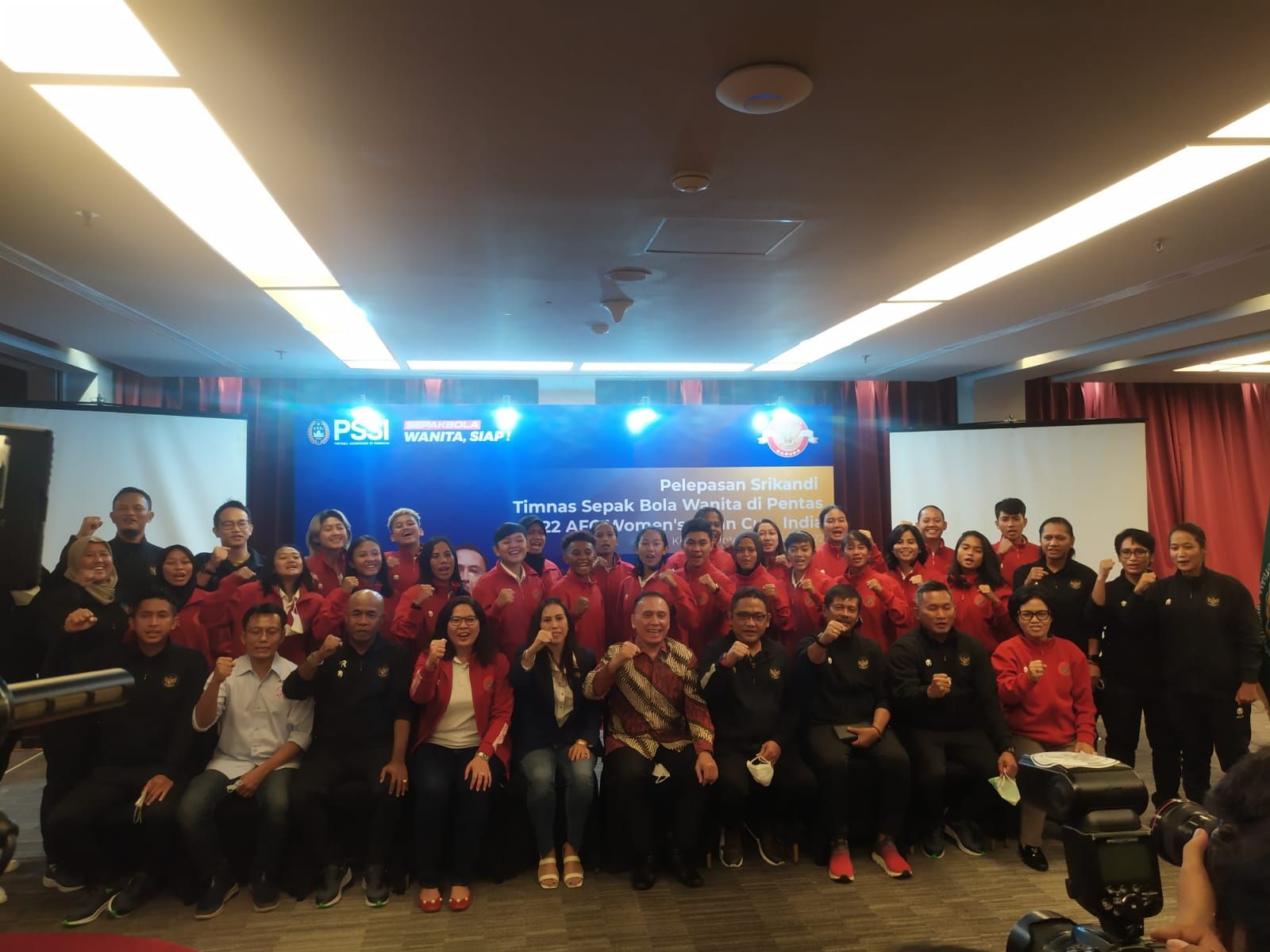 Momen pelepasan timnas putri Indonesia ke India untuk ajang Piala Asia Wanita 2022.