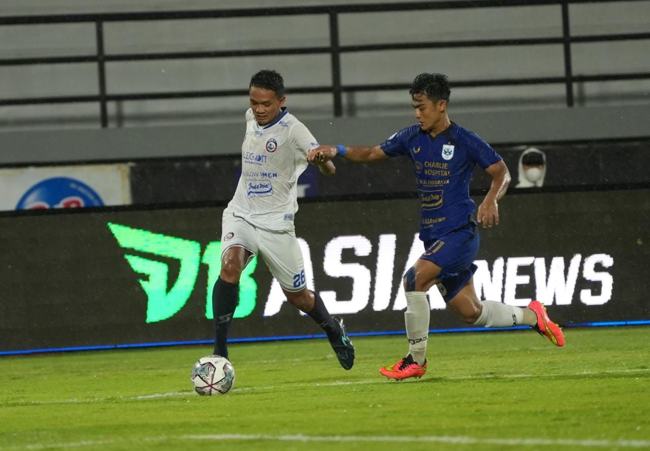 Bek muda Arema FC, Achmad Figo mencoba mempertahankan bola dari serobotan pemain PSIS Semarang.