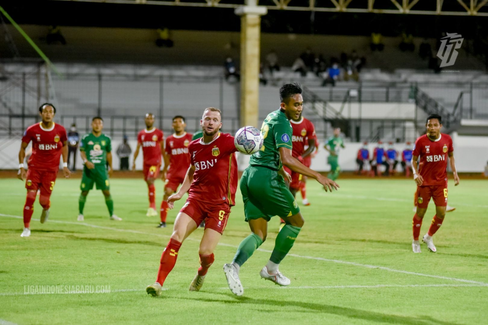 Pemain Bhayangkara FC, Melvin Platje berebut bola dengan bek Persebaya, Rizky Ridho, Selasa (18/1/2022).