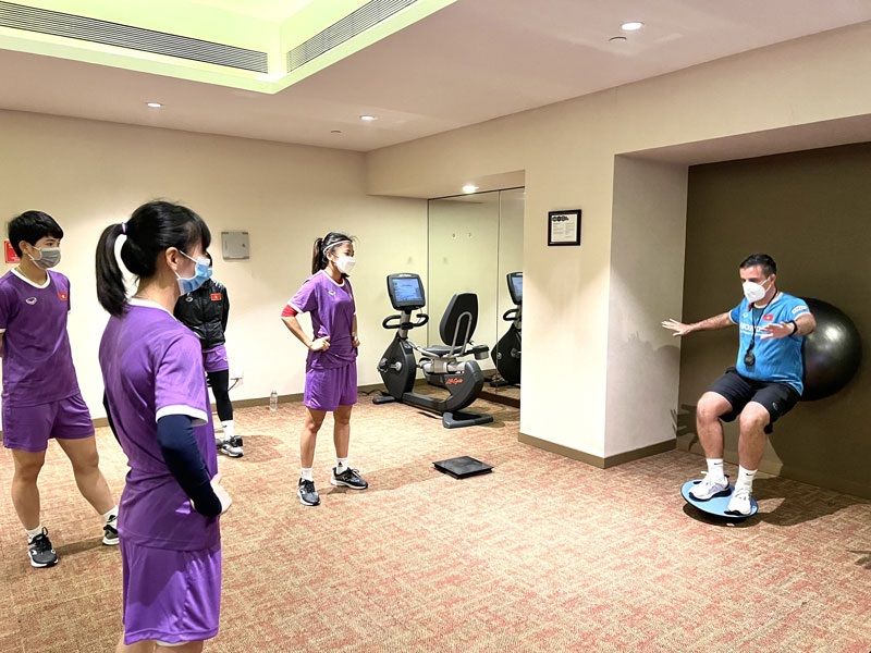 Empat pemain timnas putri Vietnam yang sudah berada di India untuk Piala Asia Wanita 2022 saat menjalani karantina dan berlatih kebugaran pada 17 Januari 2022.