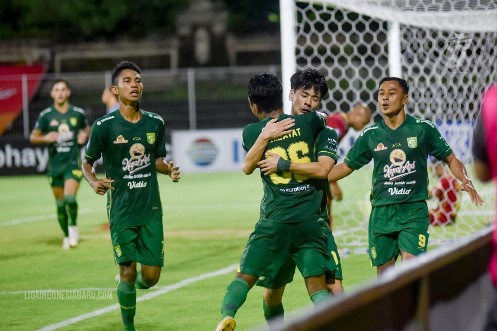 Para pemain Persebaya merayakan gol Taisei Marukawa ke gawang Bhayangkara FC, Selasa (18/1/2022).
