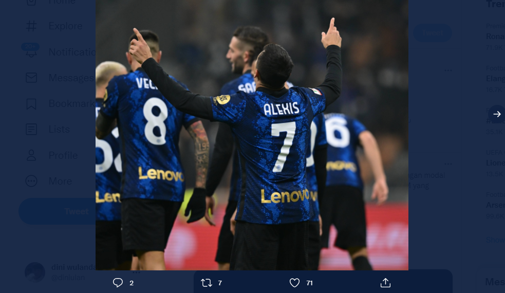 Penyerang Inter Milan, Alexis Sanchez merayakan golnya ke gawang Empoli.
