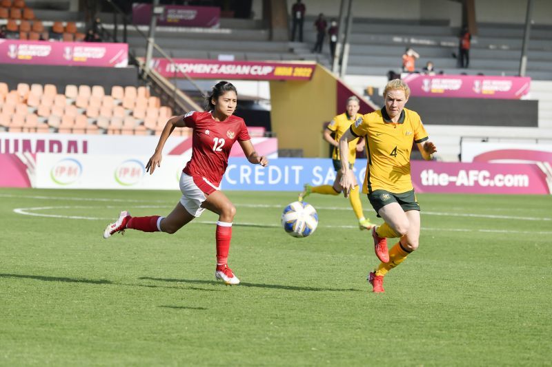 Penyerang timnas putri Indonesia, Zahra Muzdalifah mengejar bek Australia, Clare Polkinghorne dalam laga Piala Asia Wanita 2022 di India, 21 Januari 2022.