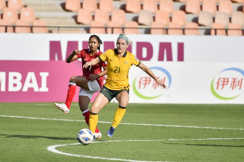 Penyerang timnas putri Indonesia, Baiq Aminatun mengejar bek Australia, Ellie Carpenter dalam laga Piala Asia Wanita 2022 di India, 21 Januari 2022.