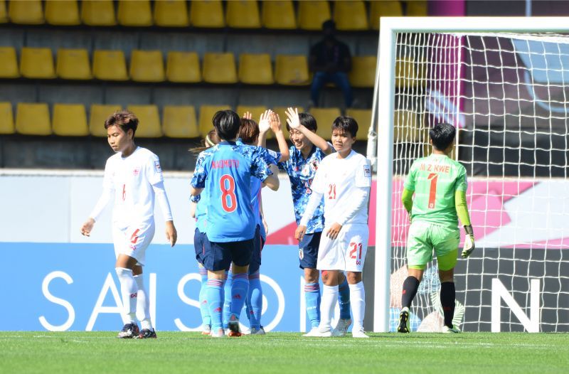 Selebrasi pemain timnas putri Jepang (kaus biru) merayakan gol ke gawang Myanmar dalam laga pertama Grup C penyisihan Piala Asia Wanita 2022, 21 Januari 2022.