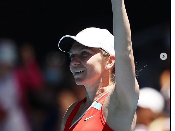 Simona Halep sukses taklukan Danka Kovinic dengan skor 6-2, 6-1 pada babak ketiga Australian Open 2022.