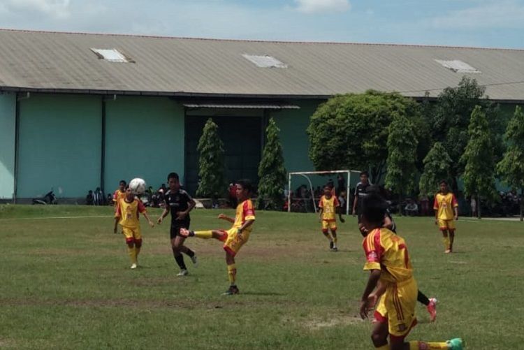 Pertandingan Salfas Soccer vs Young Warrior pada pekan ketujuh Liga TopSkor U-12 2021-2022 Divisi Utama