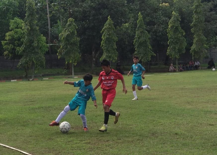 Diklat ISA (merah) saat bertanding melawan M Private pada pekan ketujuh Grup Skor Liga TopSkor U-12 2021-2022 Divisi Utama