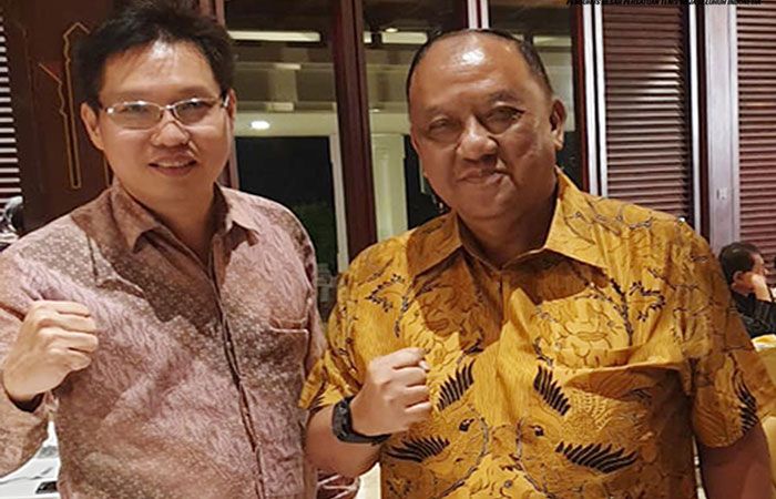 Ketua Umum Pengurus Besar Persatuan Tenis Meja Seluruh Indonesia (PB PTMSI) Peter Layardi Lay (kiri) bersama Ketua Umum KONI Pusat Marciano Norman.