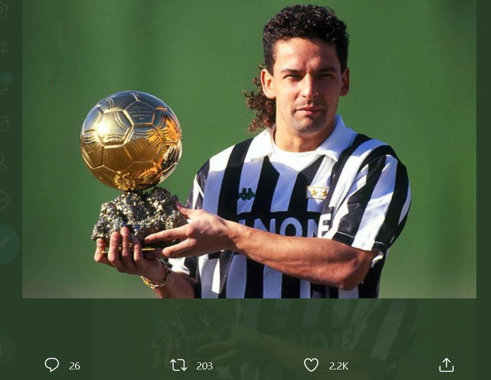 Roberto Baggio saat memperlihatkan trofi Ballon d'Or dengan kostum Juventus.