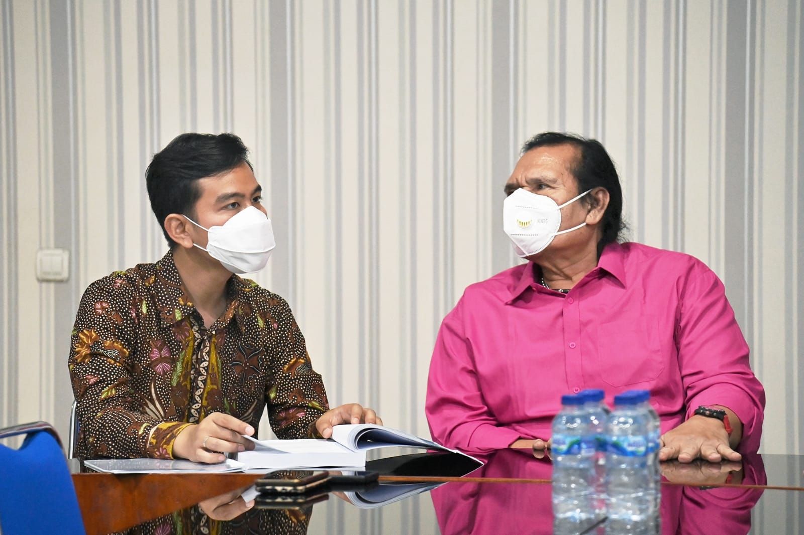 Wali Kota Solo, Gibran Rakabuming Raka bersama Ketua NPCI, Senny Marbun.