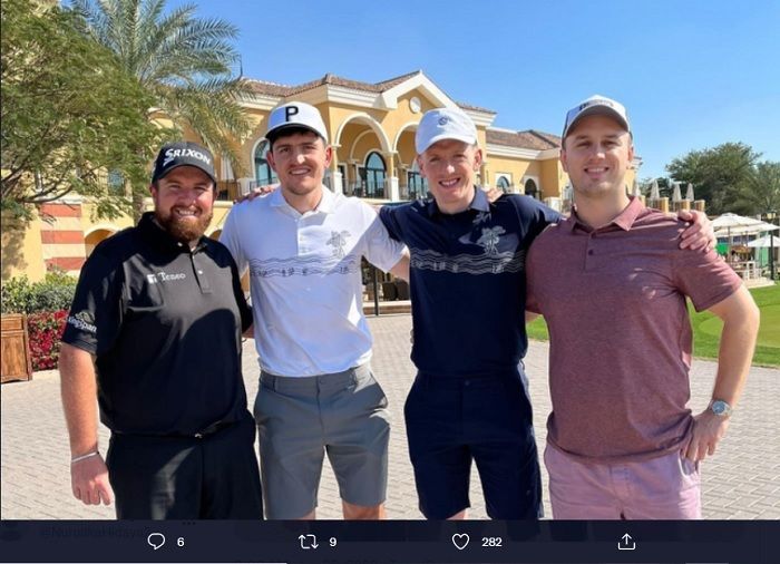 Kapten Man United, Harry Maguire (kedua dari kiri) bermain golf bersama kiper Inggris dan Everton, Jordan Pickford (kedua dari kanan) di Dubai.