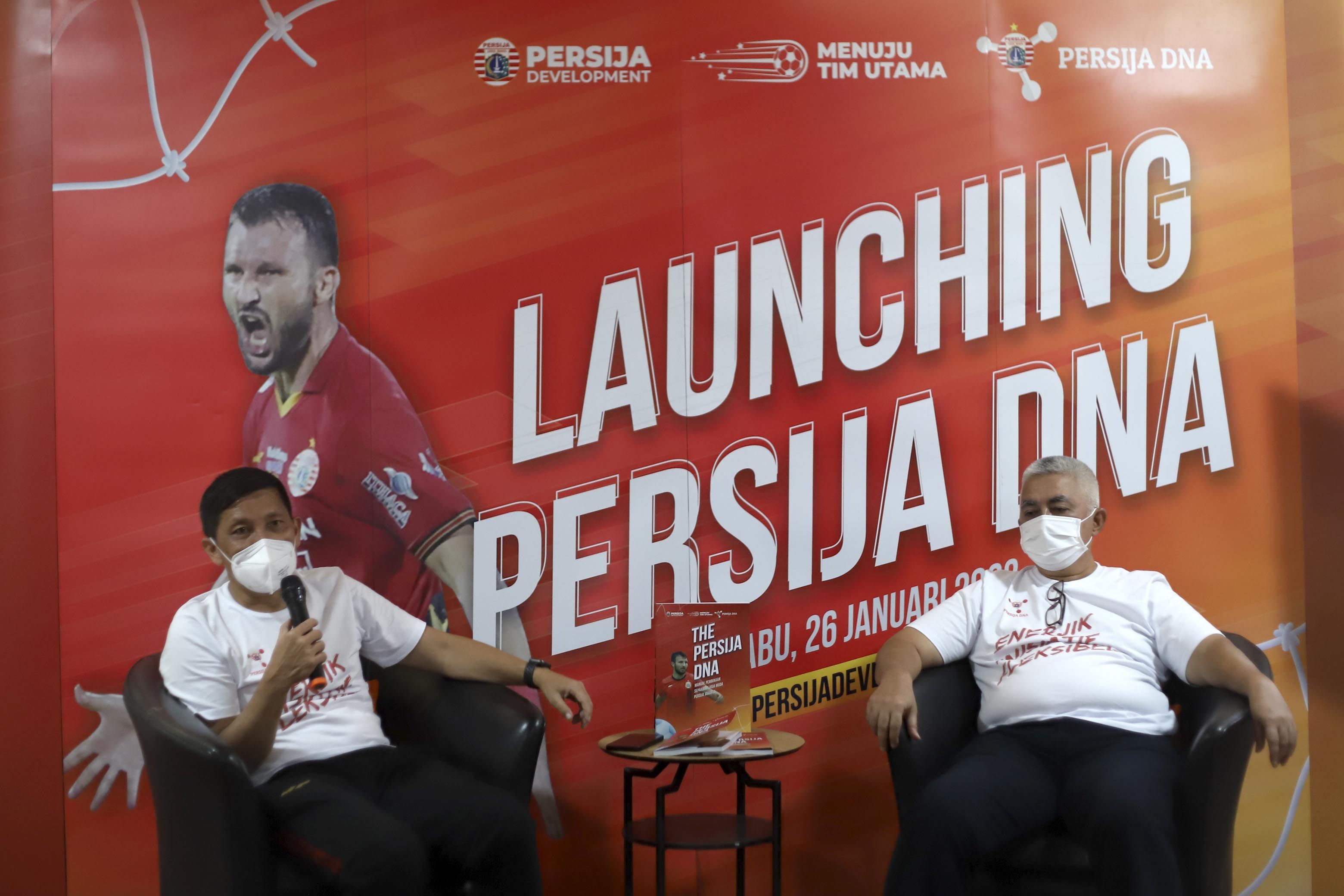 Direktur Olahraga Persija, Ferry Paulus (kiri) dan Direktur Utama Ambono Janurarianto dalam peluncuran Persija DNA, 26 Januari 2021.