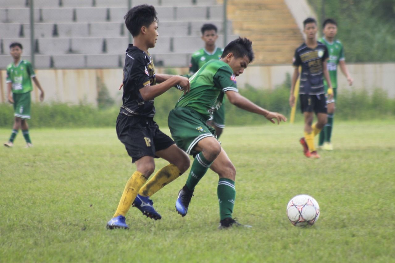 Pertandingan pekan kelima Liga TopSkor U-17 Cirebon antara PSIT Cirebon United (hijau) versus Gemilang Raya (hitam), 22 Januari 2022