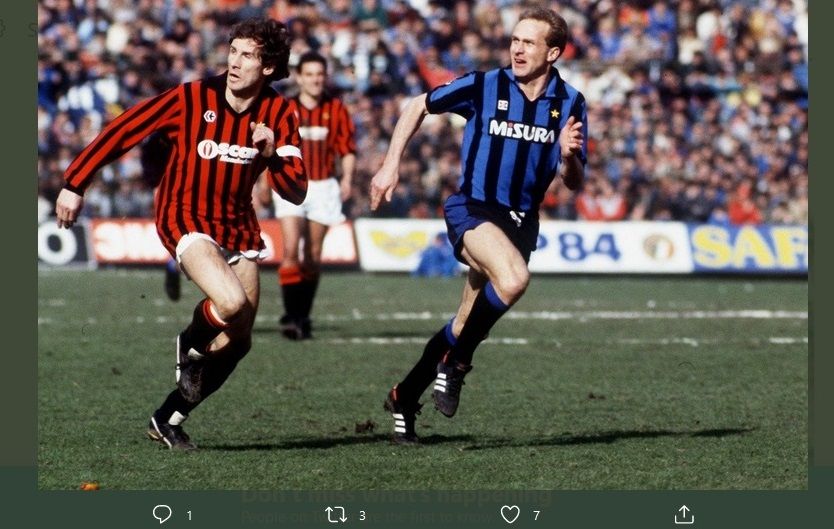 Karl-Heinz Rummenigge (kanan) saat sprint dengan bek AC Milan, Frano Baresi dalam laga Derbi Milan.