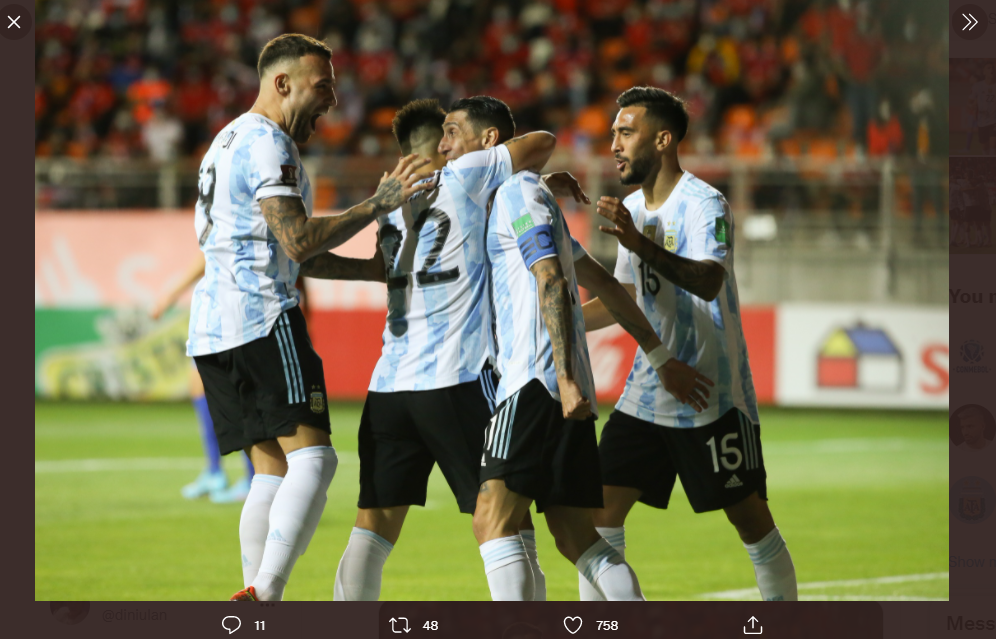 Para pemain Argentina merayakan gol Angel Di Maria saat melawan Cile.