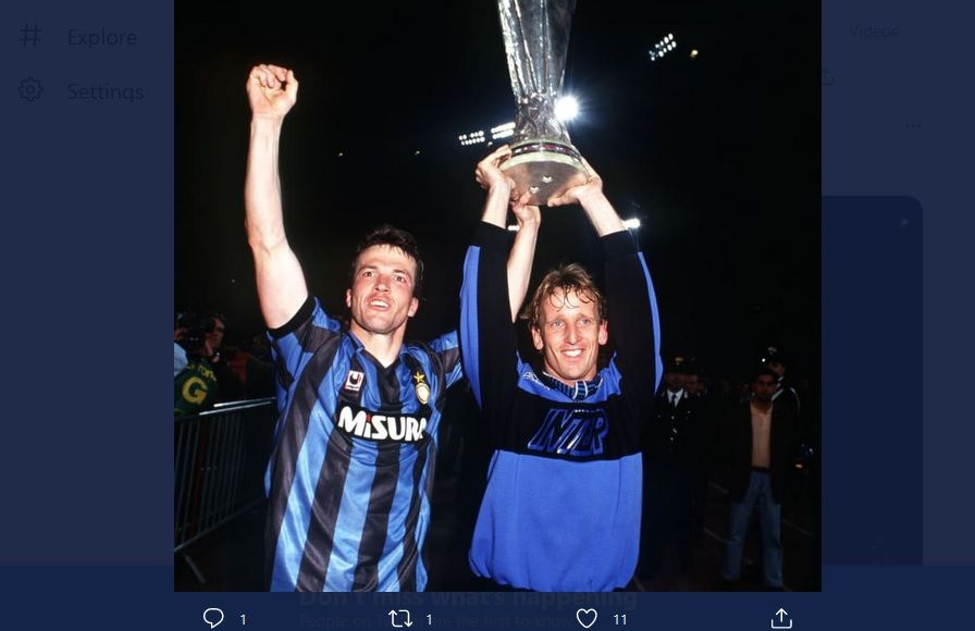 Lothar Matthaus (kiri) dan Andreas Brehme saat merayakan gelar Piala UEFA di Inter Milan.