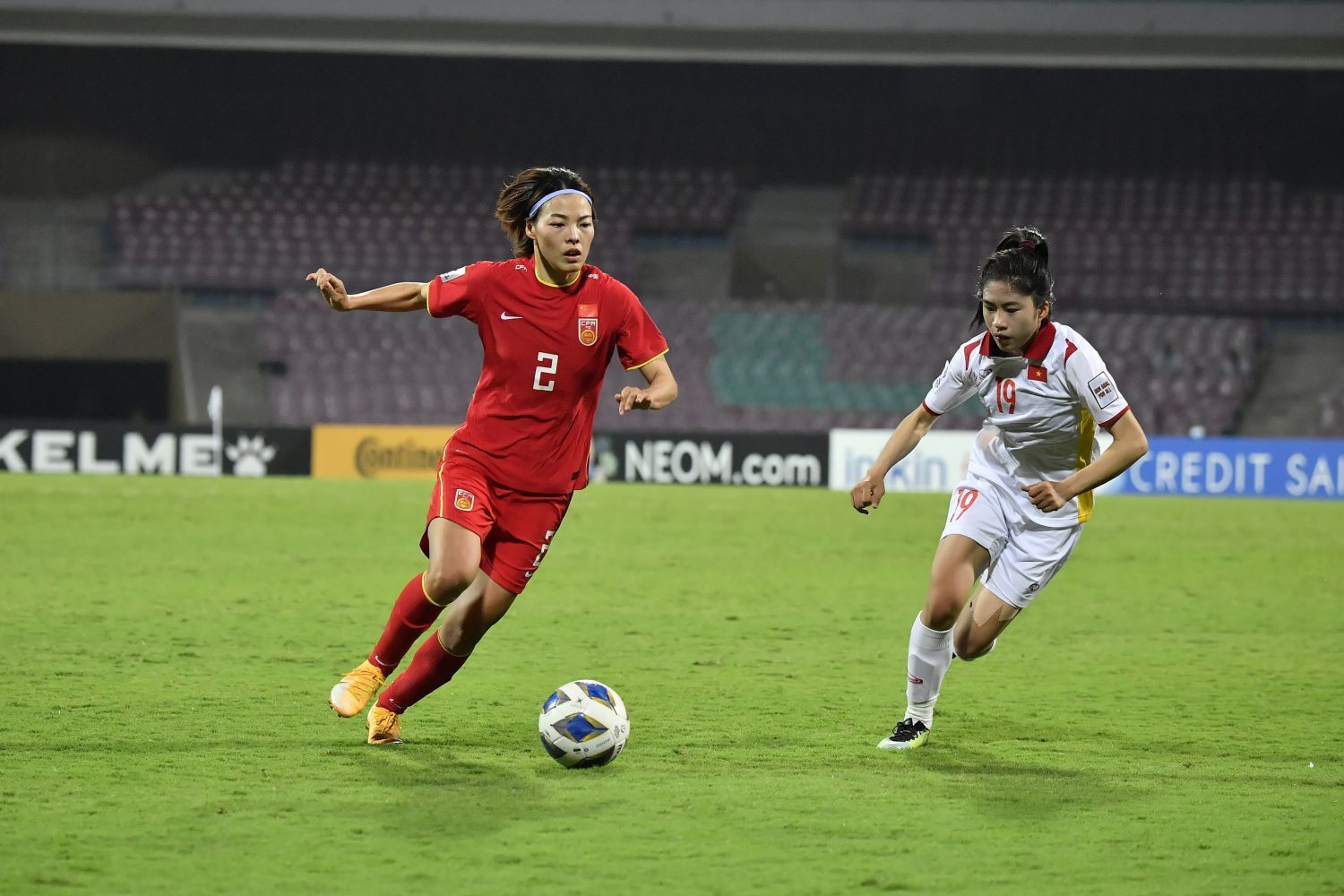 Bek Cina, Li Mengwen (merah) saat dibayangi pemain bertahan Vietnam, Nguyen Thị Thanh Nha dalam laga perempat final Piala Asia Wanita 2022, 30 Januari 2022.
