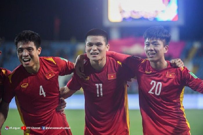Suka cita trio pemain Vietnam yaitu Bui Tien Dung (4), Pham Tuan Hai (11), dan Phan Van Duc seusai mengalahkan Cina dalam laga Grup B putaran ketiga Kualifikasi Piala Dunia 2022 zona Asia di Hanoi, 1 Februari 2022.