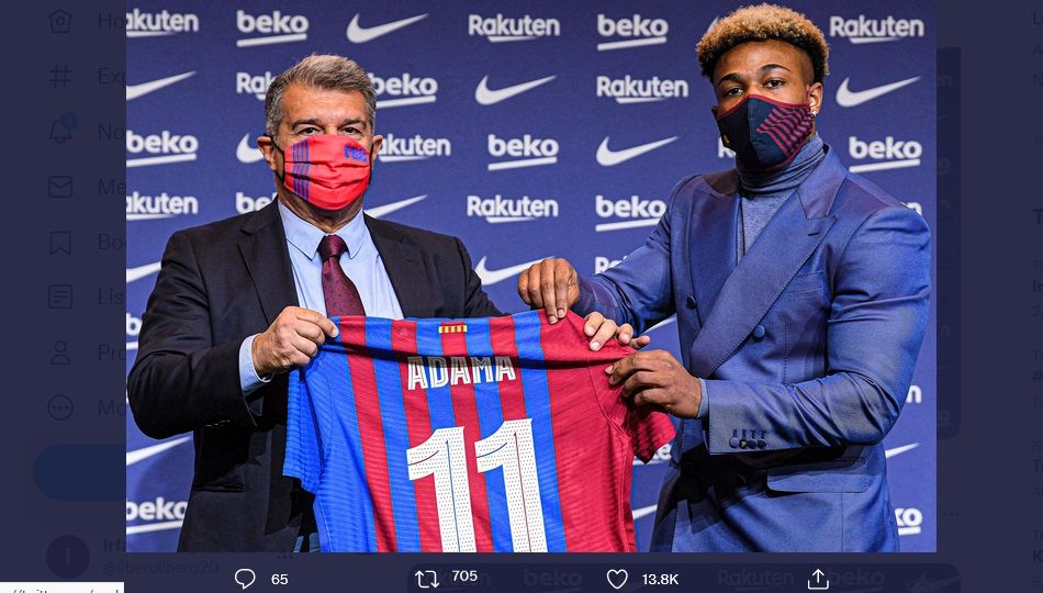 Adama Traore (kanan) bersama Presiden Joan Laporta, saat memperlihatkan kaus Barcelona nomor 11, Rabu (2/2/2022).