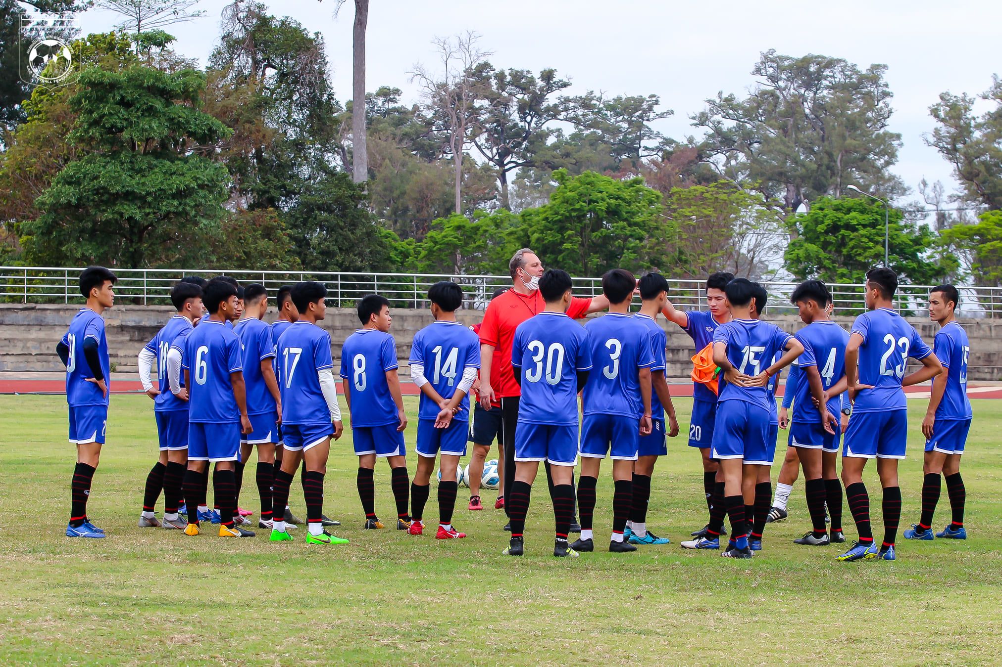 Pelatih Michael Weiss di antara para pemain timnas U-23 Laos yang berlatih menuju Piala AFF U-23 2022 di Provinsi Champasak pada 1 Februari 2022.