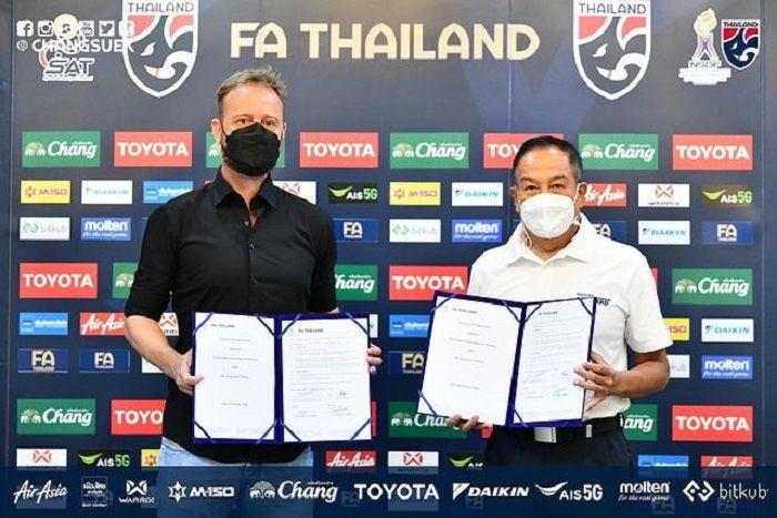 Pelatih timnas Thailand, Alexandre Polking, resmi mendapat perpanjangan kontrak dari FAT, Jumat (4/2/2022).
