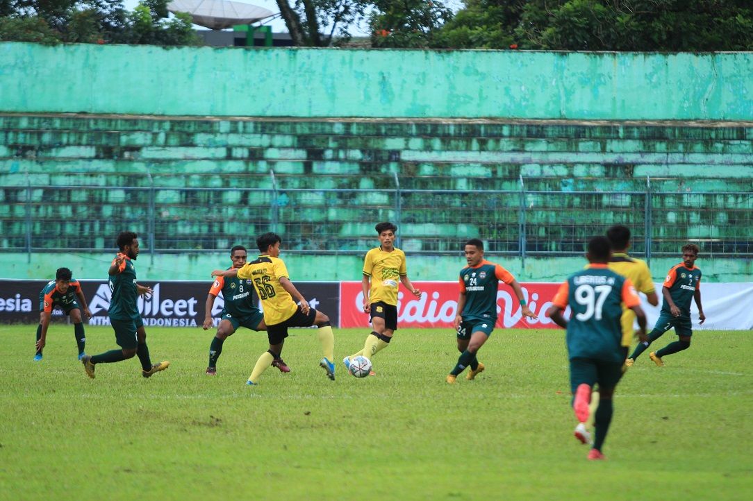 Para pemain PSDS Deli Serdang (kuning) berebut bola dengan para pilar Persigubin dalam laga pertama 64 besar Grup P putaran nasional Liga 3 2021-2022 di Kota Malang, 7 Februari 2022.