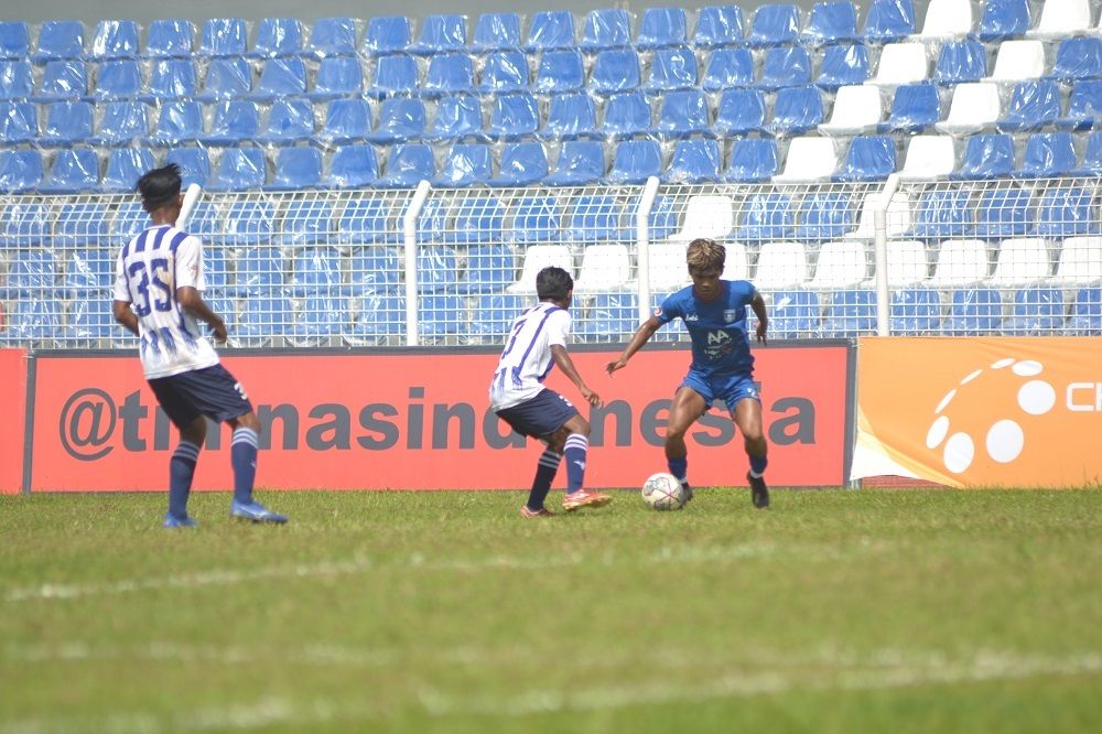 Pemain Belitong FC (biru) diawasi dua pilar Persida Sidoarjo dalam jam pertama laga perdana Grup B 64 besar putaran nasional Liga 3 2021-2022 di Stadion Benteng Reborn, Kota Tangerang, 7 Februari 2022.