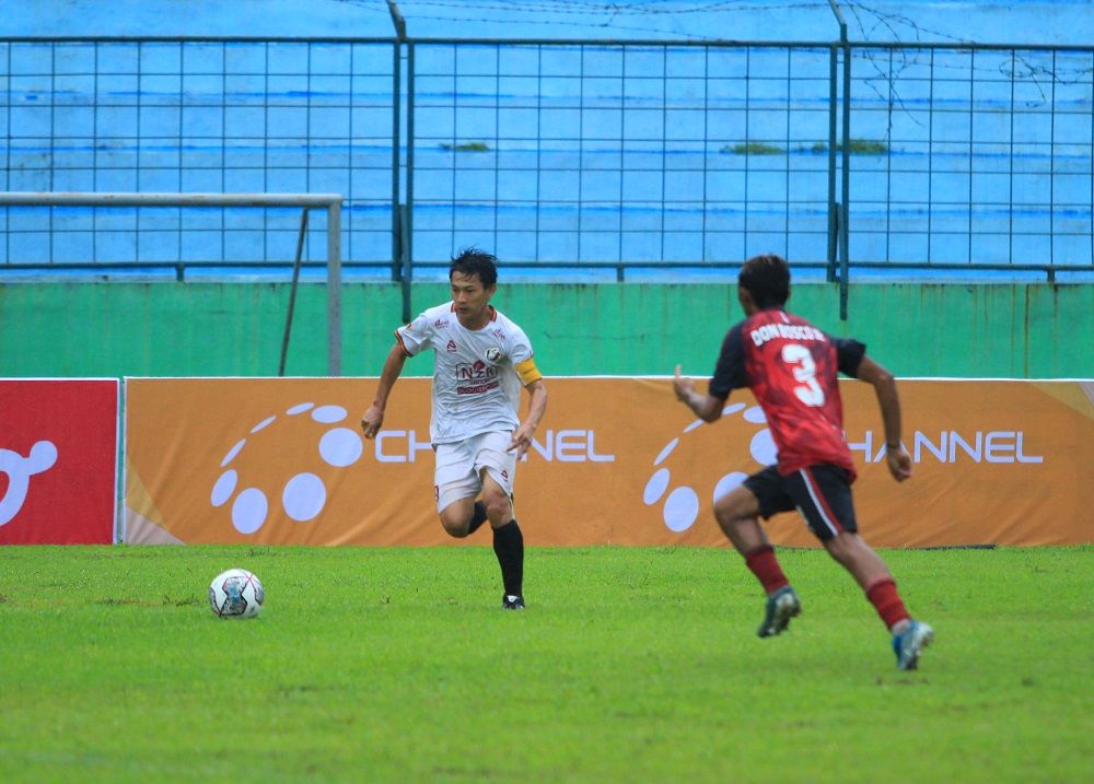 Kapten NZR Sumbersari FC, Luxy Ariawan membawa bola dan coba disergap pilar Serpong City FC, Bosco Jr dalam laga perdana Grup O putaran nasional 64 besar Liga 3 2021-2022 di Stadion Gajayana, Kota Malang, 6 Februari 2022.