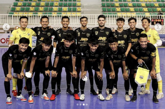 Wisnu Nuryuda (berdiri pojok kanan) saat membela Cosmo JNE di Pro Futsal League 2021