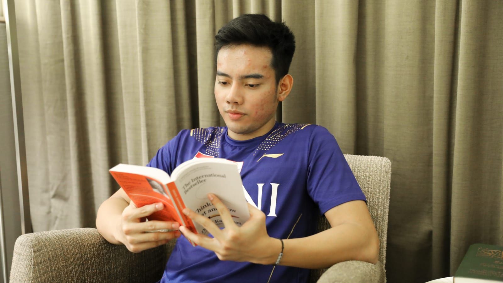 Pramudya Kusumawardana mengisi waktu luang saat karantina BATC 2022 dengan membaca buku.
