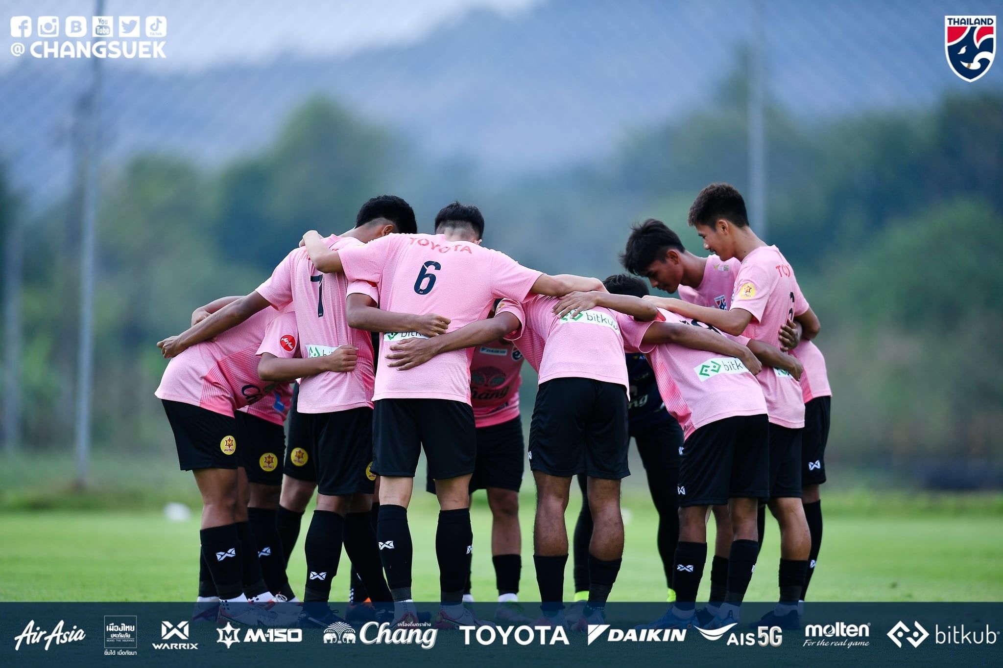 Para pemain Thailand U-23 saat uji coba kontra Kasetsart FC untuk pemanasan ke Piala AFF U-23 2022 pada 9 Februari 2022.